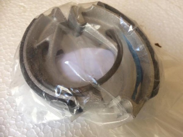 Brake shoes and spring (Lilliput)